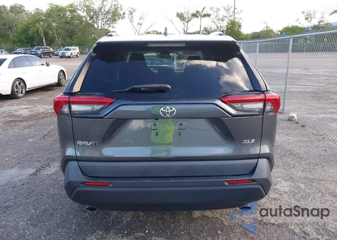 2021 Toyota Rav4 Xle z USA, uszkodzony, nr VIN 2T3W1RFV1MC104112